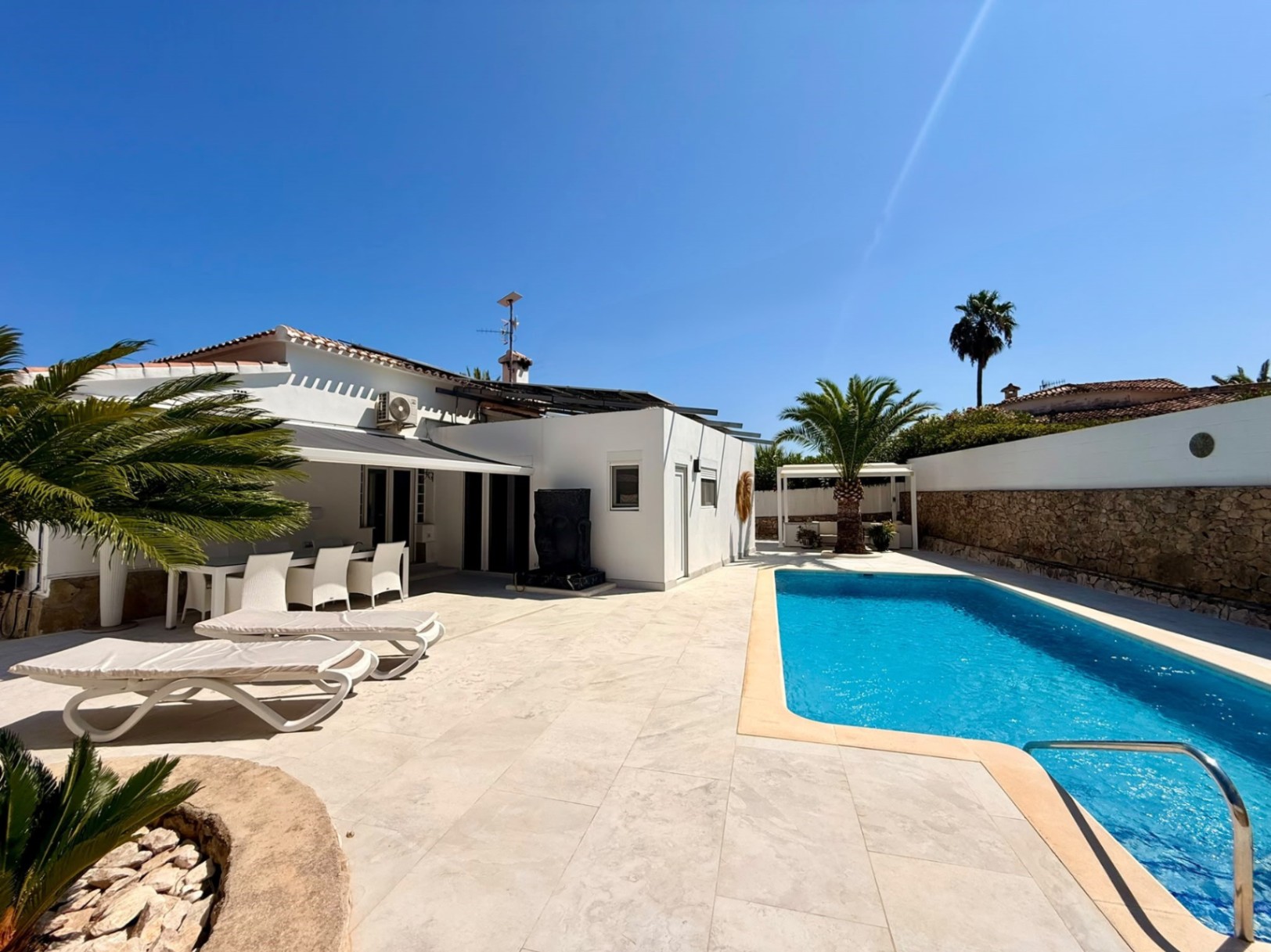 Casa / Villa / Chalet / Estilo Ibicenco / Con vista al Montgó (Ref. DE105CH)