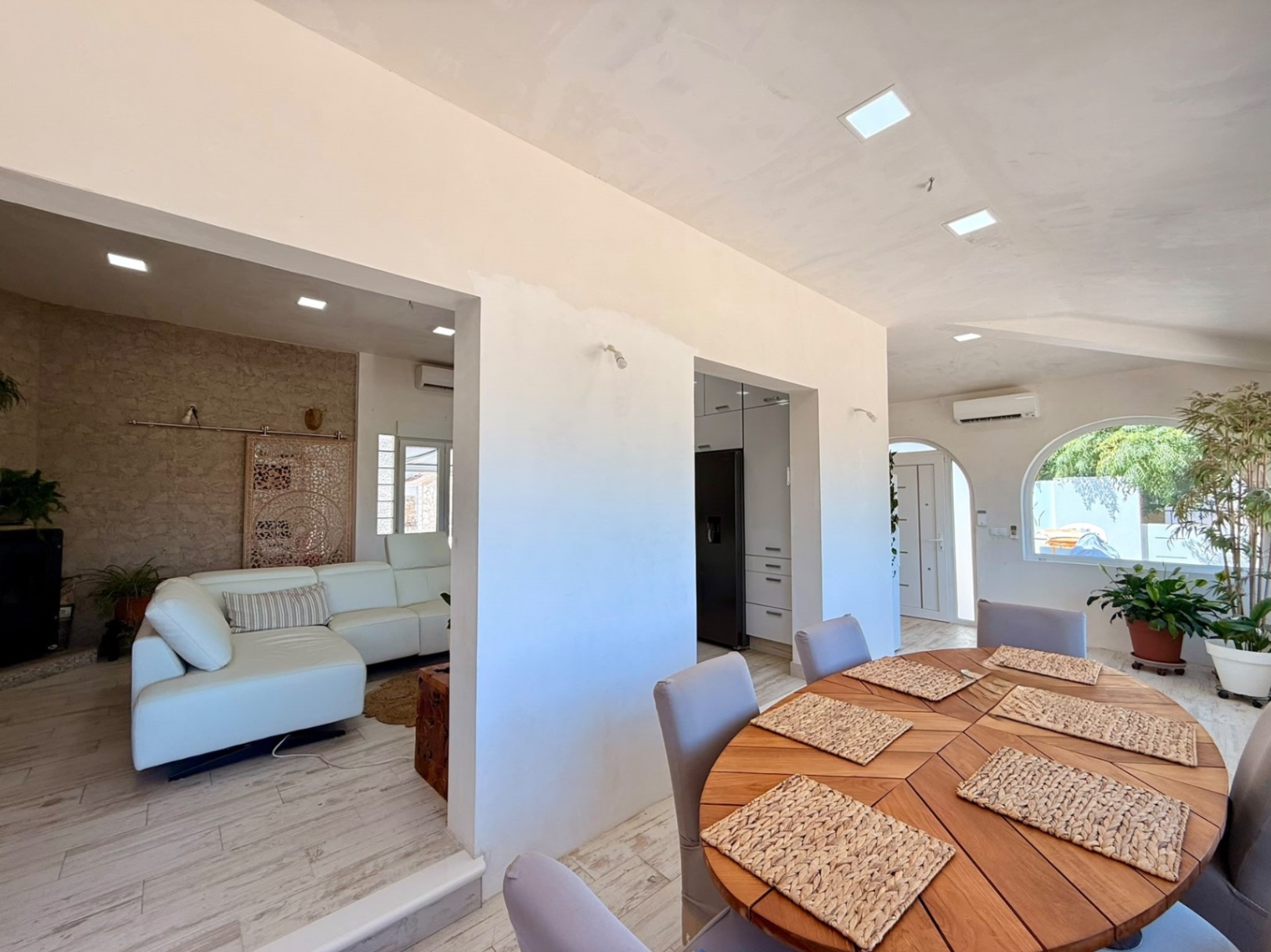 Casa / Villa / Chalet / Estilo Ibicenco / Con vista al Montgó (Ref. DE105CH)