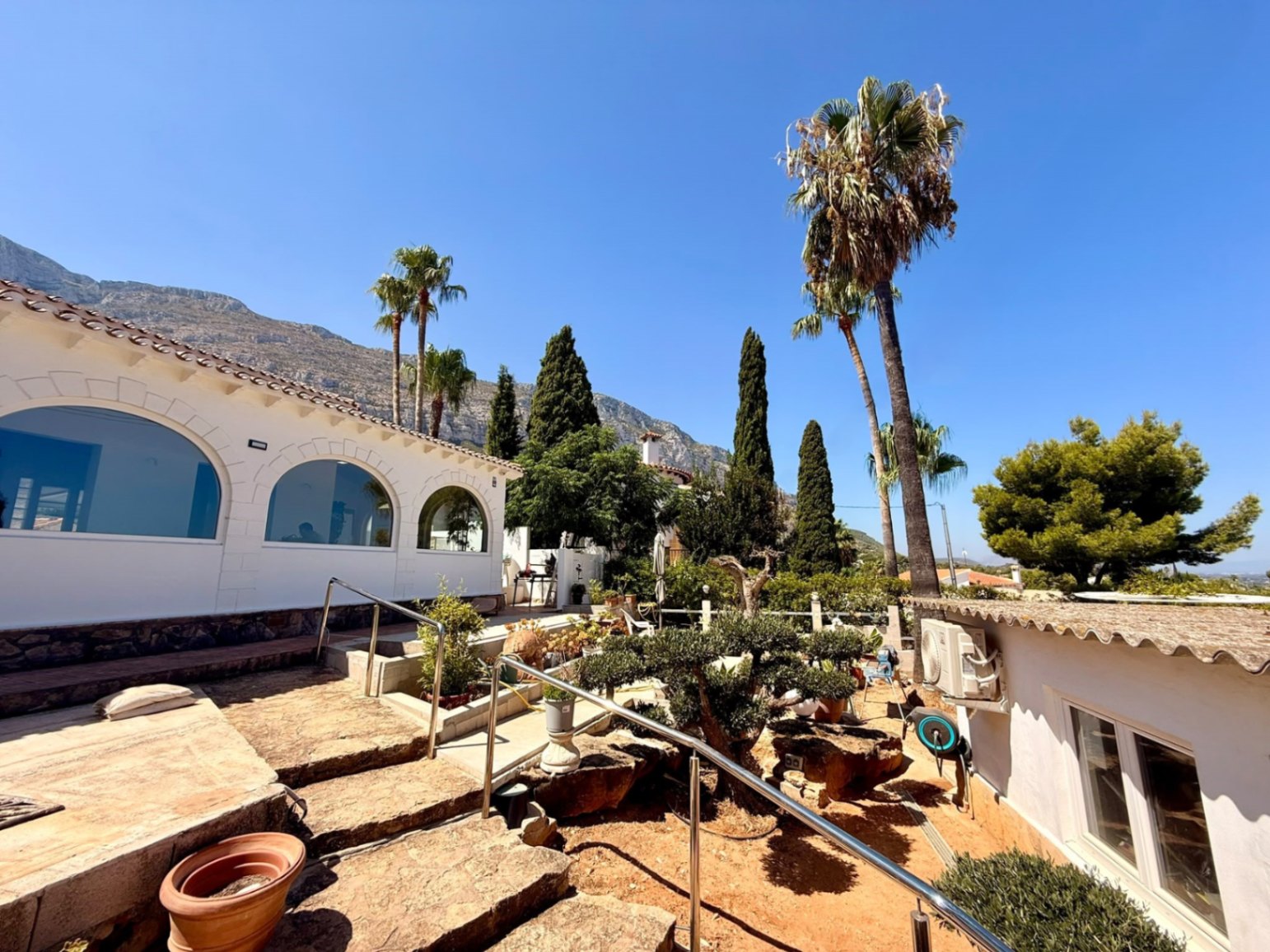 Casa / Villa / Chalet / Estilo Ibicenco / Con vista al Montgó (Ref. DE105CH)