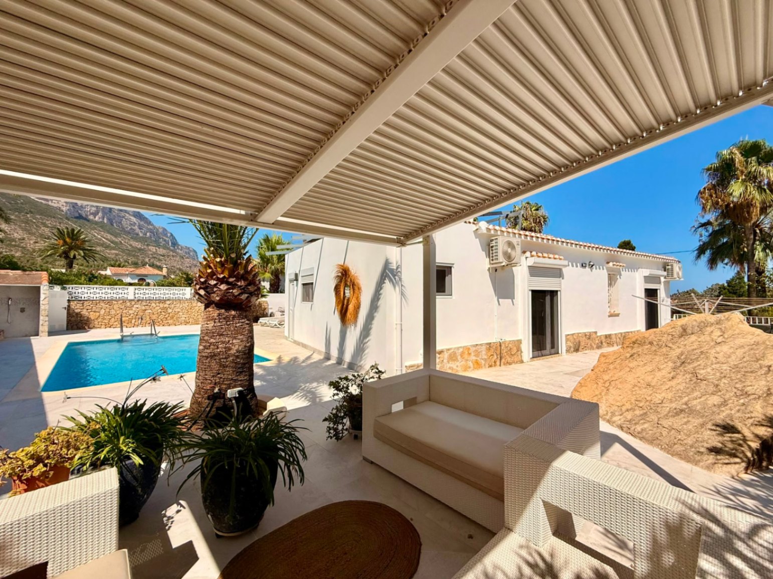 Casa / Villa / Chalet / Estilo Ibicenco / Con vista al Montgó (Ref. DE105CH)